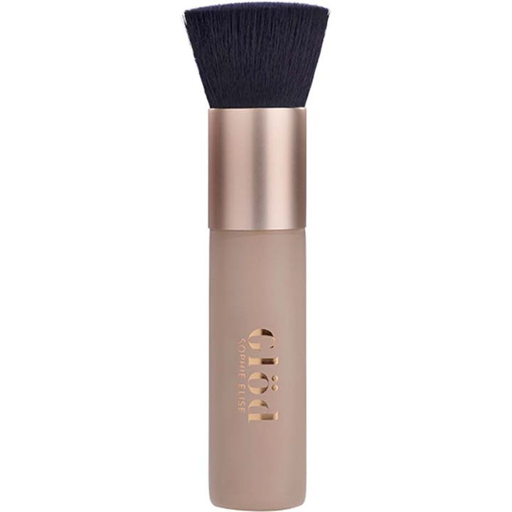 Glöd Sophie Elise Buffing Brush meikkisivellin tasoittaa meikin, mustat harjakset ja tyylikäs hiekanvärinen varsi.