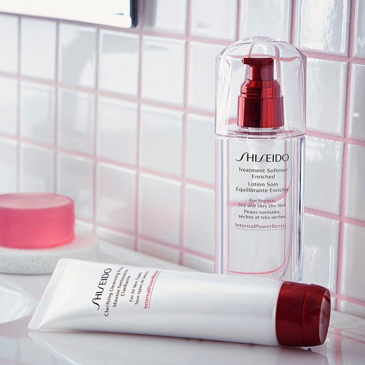 Shiseido Defend Clarifying Cleansing Foam 125 ml kirkastava puhdistusvaahto valkoisessa tuubissa kylpyhuoneessa.