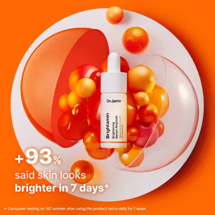 Dr.Jart+ Brightamin Brightening Serum Ampoule 8,08 g kirkastava seerumi oranssien vitamiinipallojen ympäröimänä.