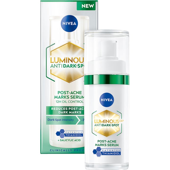 Nivea Luminous630 Post-Acne Marks Serum 30ml häivyttää aknejälkiä valkoisessa pumppupullossa jossa on vihreä rengas.