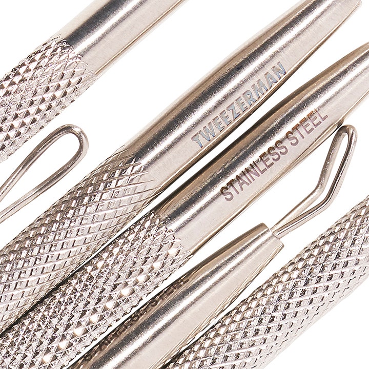 Tweezerman No Slip Skin Care Tool 1 kpl ihonhoitoväline on ruostumatonta terästä uritetulla varrella ja silmukoilla.