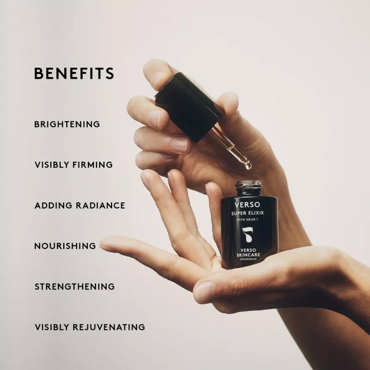 Verso N°7 Super Elixir 30 ml kirkastava kasvoöljy mustassa pullossa pipetin ja öljypisaran kera.