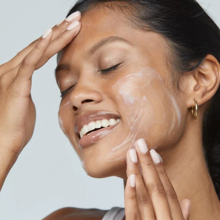 Dermalogica Sensitive Skin Rescue Kit rauhoittava ihonhoitosetti levitettynä hymyilevän naisen kasvoille.
