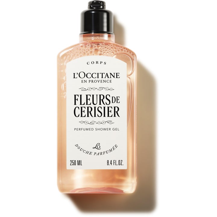 L'Occitane Fleurs de Cerisier 250 ml puhdistava suihkugeeli sisältää vaaleanpunaista nestettä kirkkaassa pullossa.