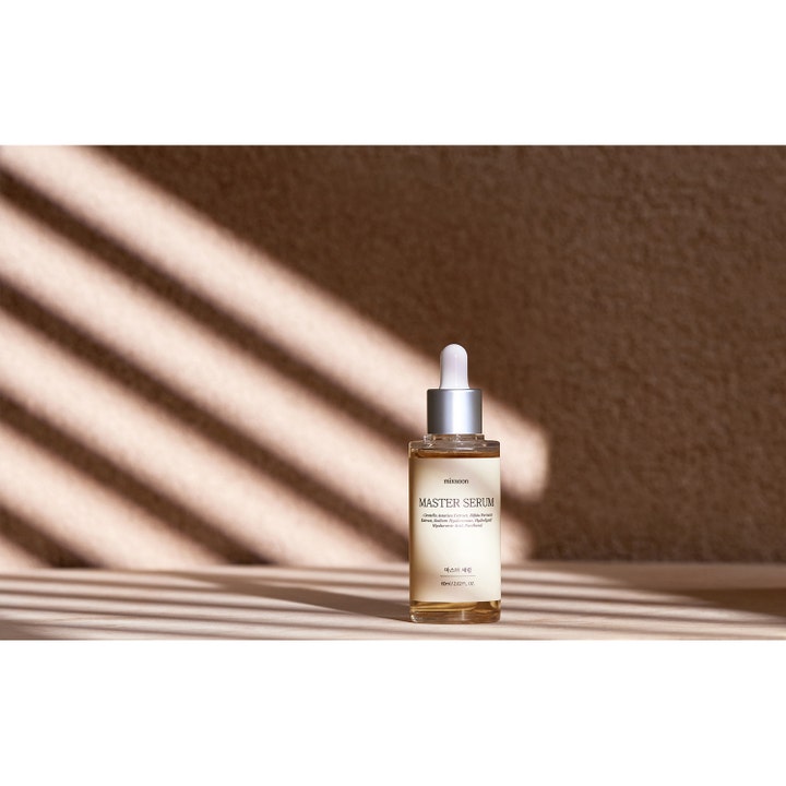 Mixsoon Master Serum 60 ml kosteuttava kasvoseerumi lasipullossa pipetillä lämpimien varjojen ympäröimänä.
