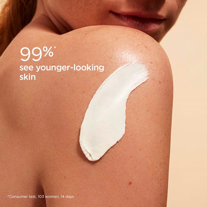 Clarins Youth-protecting Sunscreen 150 ml SPF 50 aurinkovoide vartalolle ja teksti 99% see younger-looking skin.