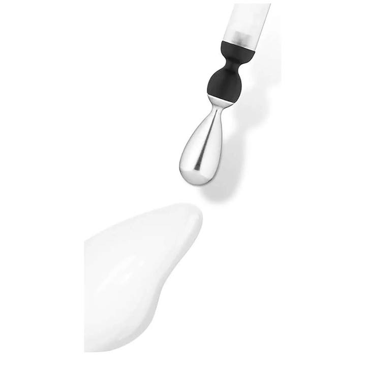 Lancôme Genifique Light Pearl 20 ml silmänympärysseerumi, jossa on metallinen applikaattori ja vaaleaa koostumusta.