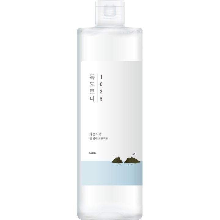 Round Lab 1025 Dokdo Toner 500 ml kosteuttava kasvovesi kirkkaassa pullossa, jossa on tyylikäs saarikuvitus.