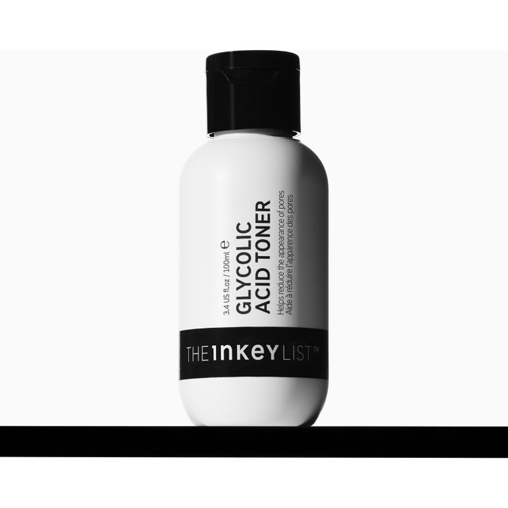The INKEY List Glycolic Acid Toner 100 ml kuoriva kasvovesi supistaa huokosia valkoisessa pullossa ja pakkauksessa.