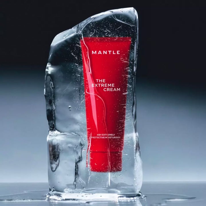 MANTLE The Extreme Cream 50 ml suojaava kasvovoide punaisessa tuubissa suuren jäälohkareen sisällä.