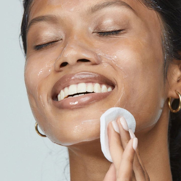 Dermalogica UltraCalming Cleanser Duo rauhoittava puhdistusaine levitettynä kasvoille vanulapulla.