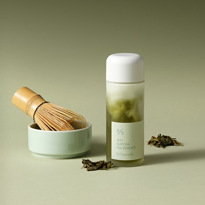 Dr. Ceuracle Jeju Matcha Tea Essence 150 ml rauhoittava kasvovesi huurteisessa pullossa matcha-vispilän kera.