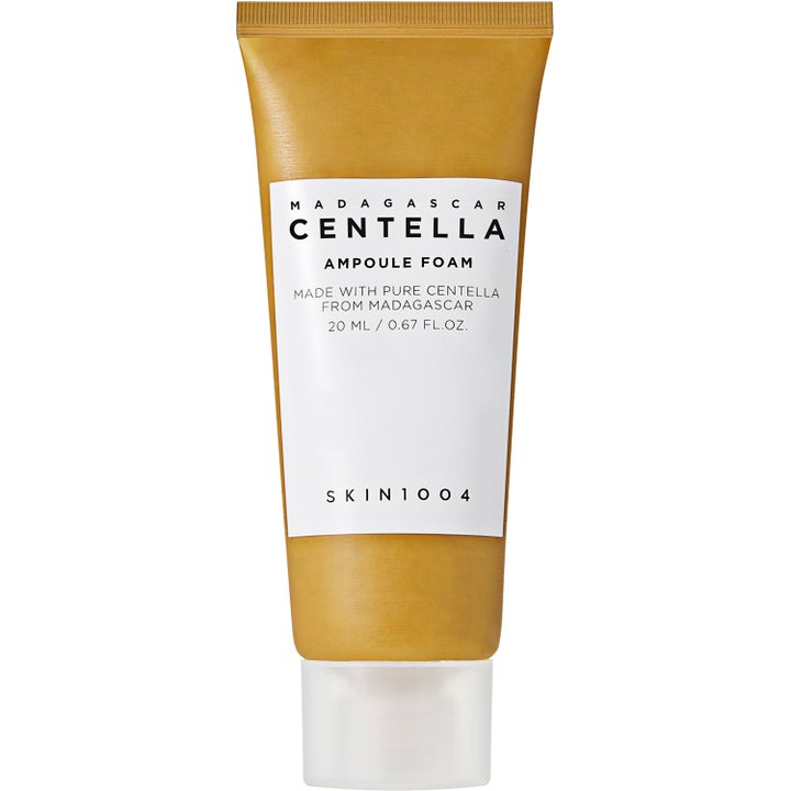 SKIN1004 Madagascar Centella Ampoule Foam 20 ml rauhoittava puhdistusvaahto kullanruskeassa tuubissa