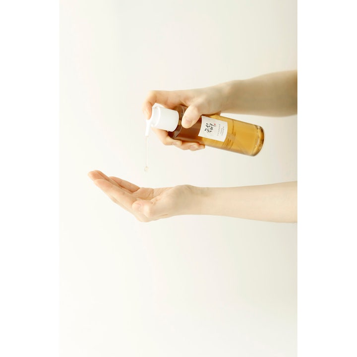 Beauty of Joseon Ginseng Cleansing Oil 210 ml puhdistusöljy jota annostellaan kämmenelle kirkkaasta pumppupullosta.