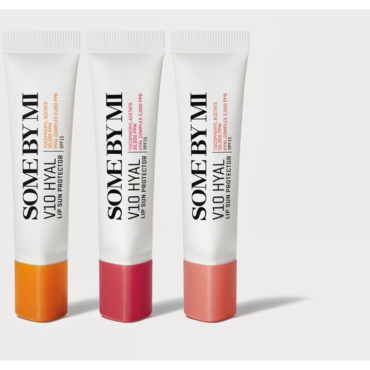 Some By Mi V10 Hyal Lip Protector 7 ml SPF15 huulivoide kosteuttaa huulia kolmessa valkoisessa värikorkkisessa tuubissa.