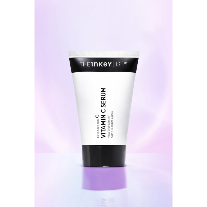 The INKEY List Vitamin C Serum 30 ml kirkastava seerumi valkoisessa tuubissa lilaa taustaa vasten.