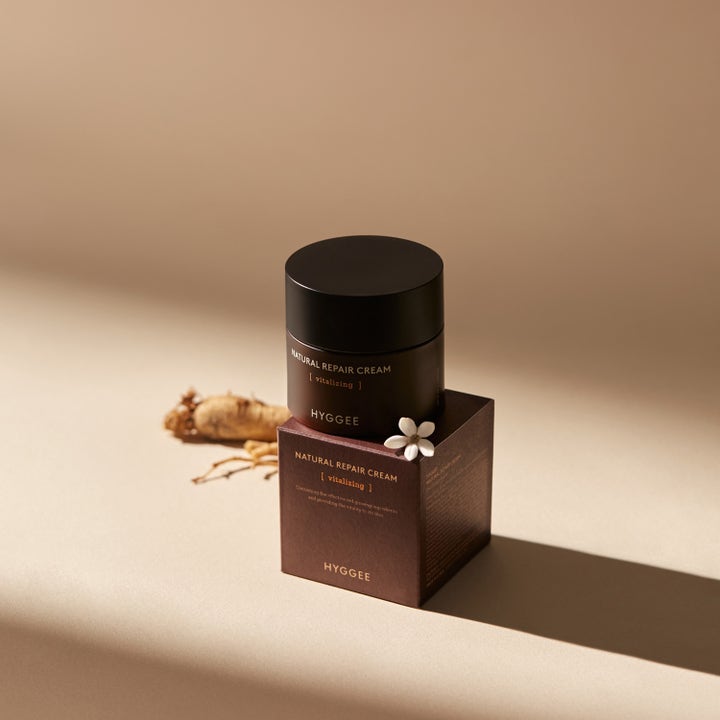 Hyggee Natural Repair Cream 50 ml elvyttävä kasvovoide tummanruskeassa purkissa ginseng-juuren ja valkoisen kukan kera