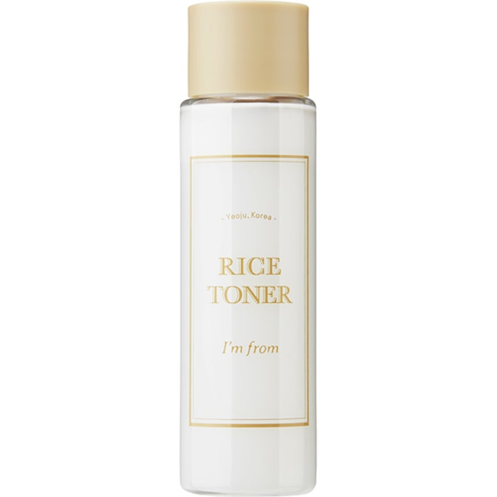 I'm from Rice Toner 150 ml kirkastava kasvovesi, maitomainen neste kirkkaassa pullossa beigellä korkilla ja kultaisella etiketillä.