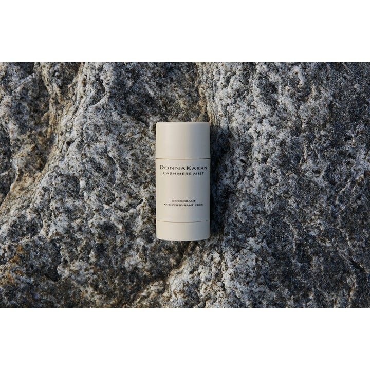 DKNY Cashmere Mist Deostick 50 ml deodorantti antaa raikkaan suojan beigessä hylsyssä harmaalla kalliolla.