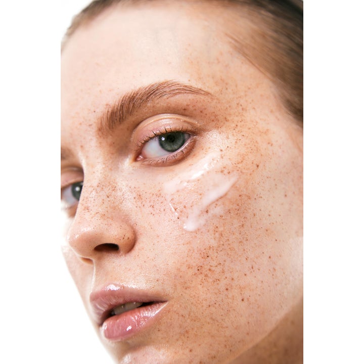 By Wishtrend Cera-barrier Soothing Ampoule 30 ml rauhoittava seerumi levitettynä pisamaiselle iholle.