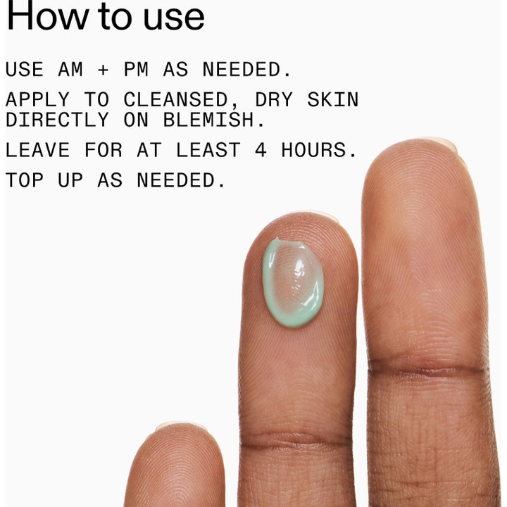 The INKEY List Succinic Acid Treatment 15 ml finnejä hoitava seerumi, jonka vihreä koostumus sormenpäässä.