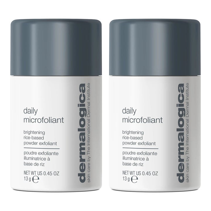 Dermalogica Daily Microfoliant 13 g kirkastava riisipohjainen kuorintajauhe kaksi valkoista pulloa harmailla korkeilla