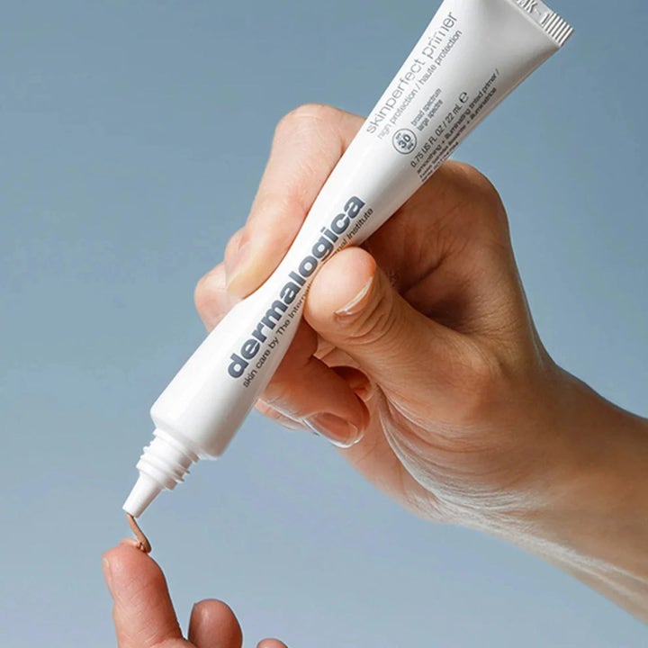 Dermalogica Skinperfect Primer SPF30 22 ml tasoittava pohjustusvoide valkoisessa tuubissa beige koostumus sormella