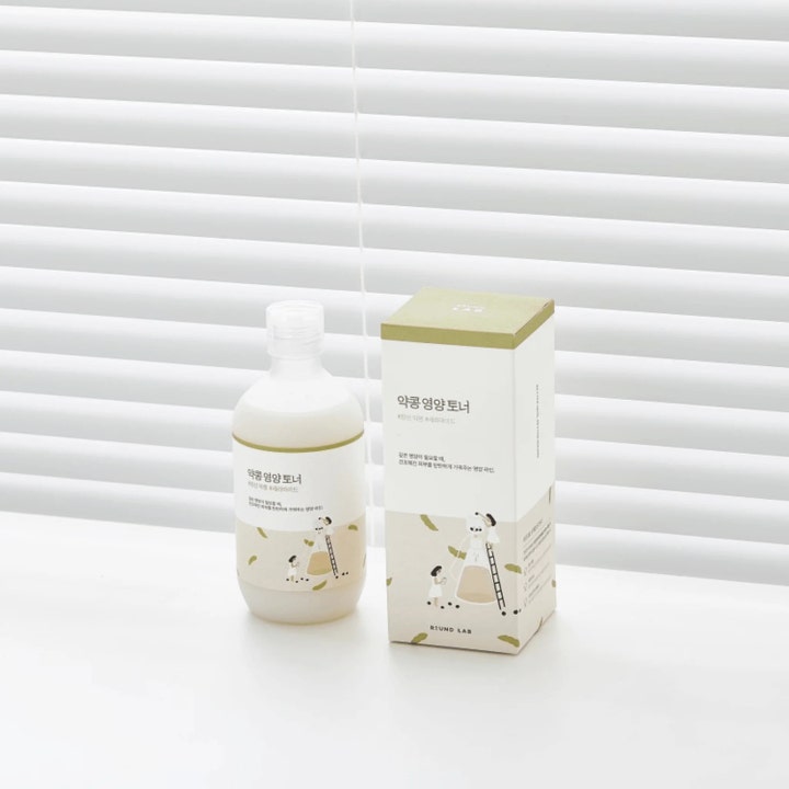Round Lab Soybean Nourishing Toner 300 ml ravitseva kasvovesi maitomaisessa pullossa tyylikkään pakkauksen vieressä.