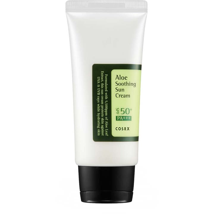 COSRX Aloe Soothing Sun Cream 50ml rauhoittava aurinkovoide valkoisessa tuubissa mustalla korkilla.