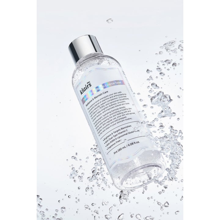 Klairs Freshly Juiced Vitamin Essence Toner 180 ml kirkastava kasvovesi läpinäkyvässä pullossa vesiroiskeilla