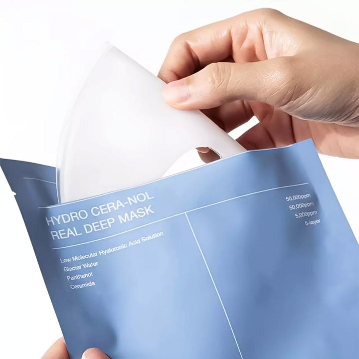 Biodance Hydro Cera-Nol Real Deep Mask 1 kpl rauhoittava kasvonaamio käsi vetää valkoisen naamion sinisestä pakkauksesta