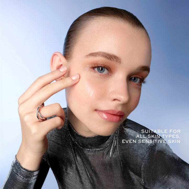 Lancôme Génifique Ultimate Serum 30 ml uudistava seerumi jossa on pipetti ja kirkas pisara tumman pullon yllä
