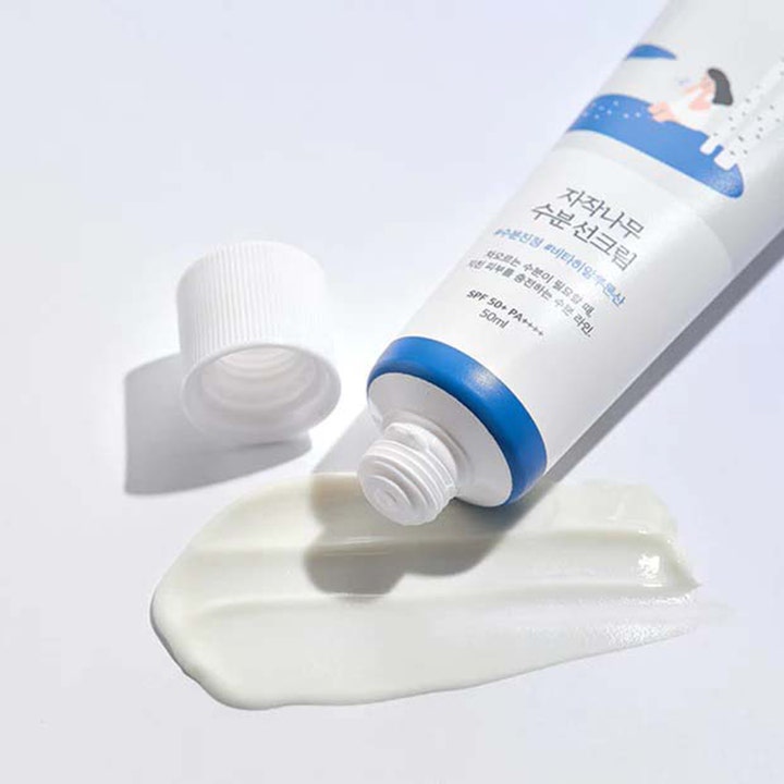 Round Lab Birch Juice Moisturizing Sunscreen 50 ml kosteuttava aurinkovoide ja SPF 50+ valkoinen voidekoostumus.
