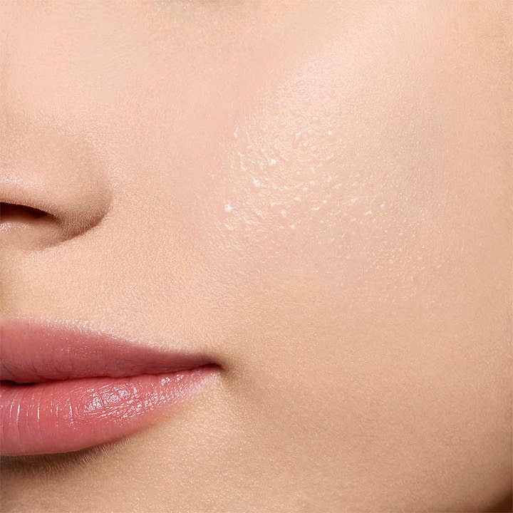 Clarins Hydra-Essentiel Mist 75 ml kosteuttava kasvosuihke, joka jättää ihon raikkaaksi ja kuultavaksi.