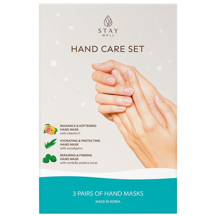 Stay Well Hand Care Set 3 paria kosteuttava käsinaamiopakkaus vaaleassa pakkauksessa, jossa on kuva hoidetuista käsistä.