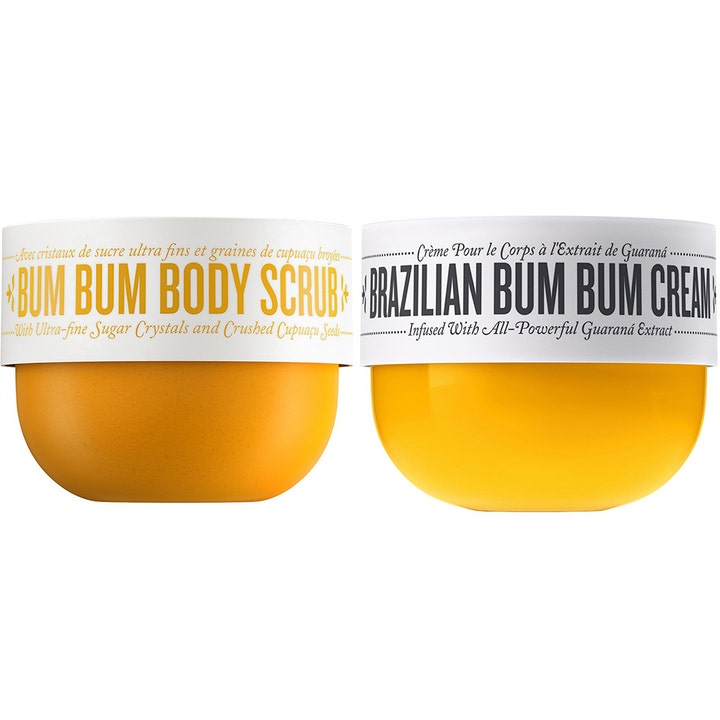 Sol de Janeiro Bum Bum Body Scrub ja Cream silottava vartalonhoitosetti keltaisissa purkeissa valkoisilla kansilla.