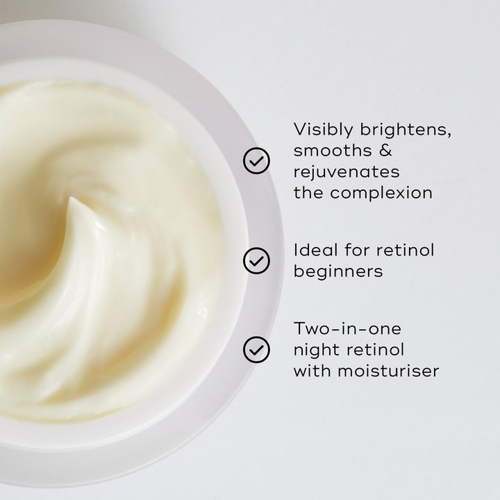 Medik8 Intelligent Retinol Smoothing Night Cream 50 ml silottava yövoide, jossa täyteläinen vaalea koostumus.