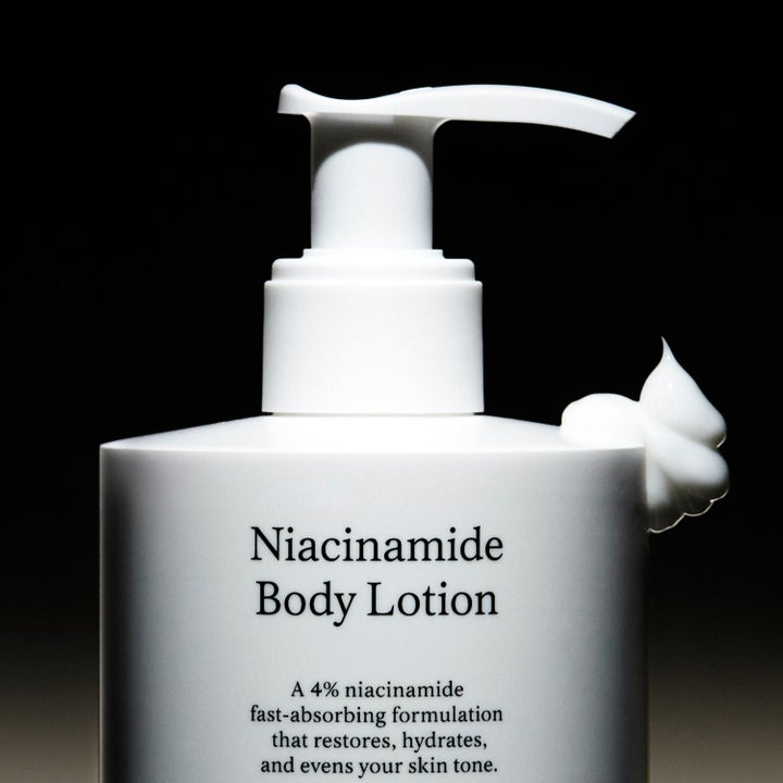 Jorgobé Niacinamide Body Lotion 300 ml niasiiniamidia sisältävä vartalovoide ja annos valkoista voidetta pullon päällä.