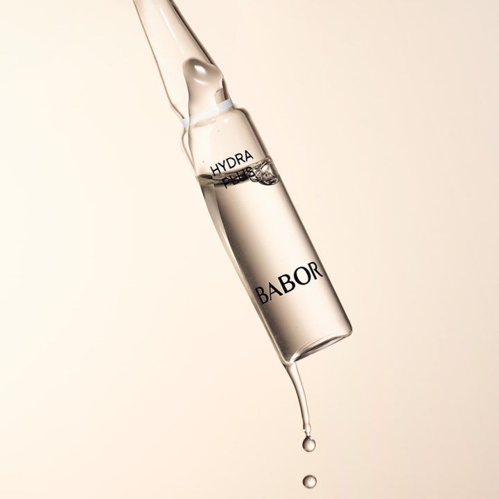 Babor Ampoule Hydra Plus 14 ml kosteuttava seerumi lasisessa ampullissa josta valuu kirkkaita pisaroita.