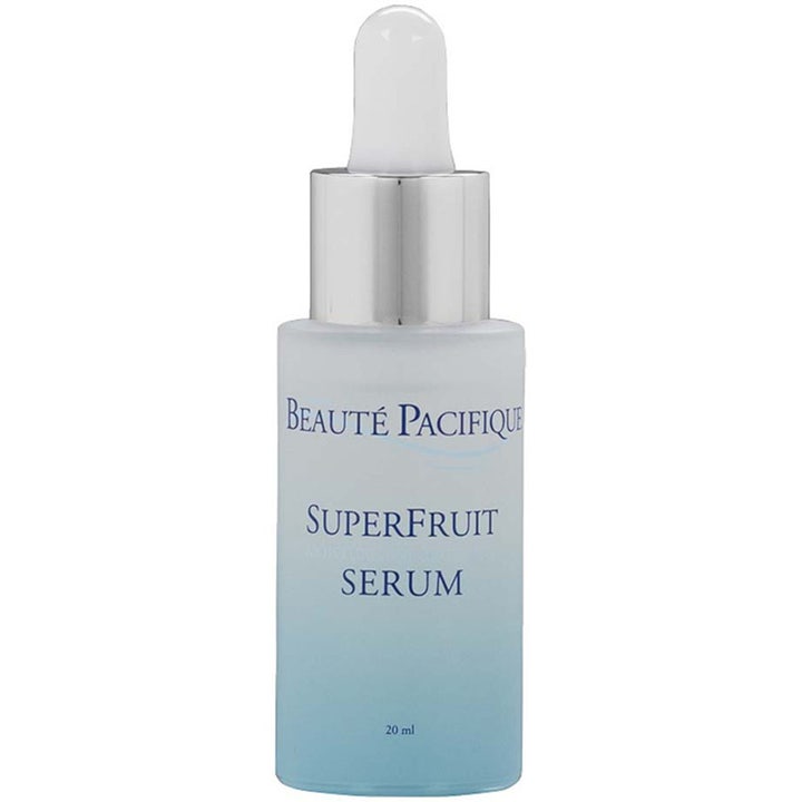 Beauté Pacifique SuperFruit Serum 20 ml hehkua antava seerumi huurretussa lasipullossa, jossa on sininen liukuväri ja pipetti.