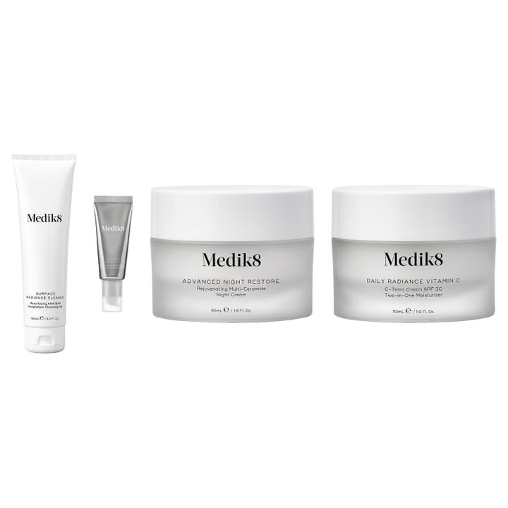 Medik8 Skin Ageing -setti kirkastaa ihoa sisältäen valkoisia ja hopeisia tuubeja sekä kaksi huurteista lasipurkkia.