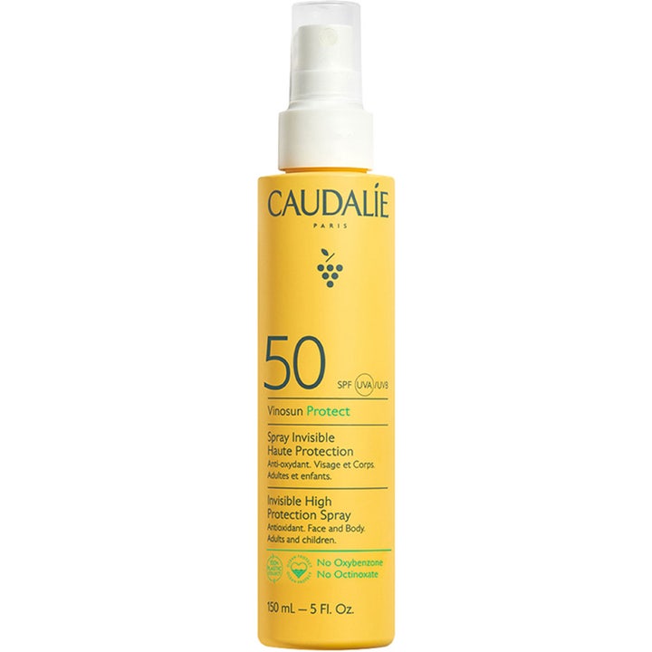 Caudalie Vinosun Protect SPF 50 150 ml näkymätön aurinkosuihku keltaisessa pullossa jossa on valkoinen pumppu.
