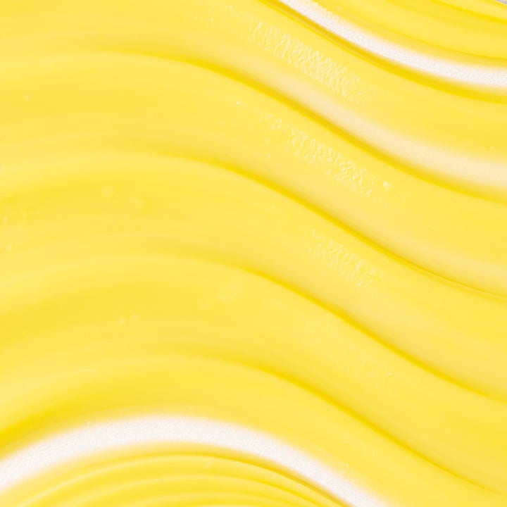 KORA Organics Turmeric Glow Moisturizer 50 ml heleyttävä päivävoide, kermainen ja kirkkaankeltainen aaltoileva koostumus.