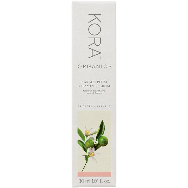 KORA Organics Kakadu Plum Vitamin C Serum 30 ml kirkastava seerumi valkoisessa pakkauksessa hedelmäkuvituksella