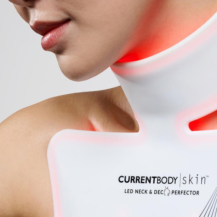 Currentbody Skin Neck and Dec Perfector LED-kaulalaite silottaa ihoa punavalolla ja kiinteyttää kaulan aluetta.