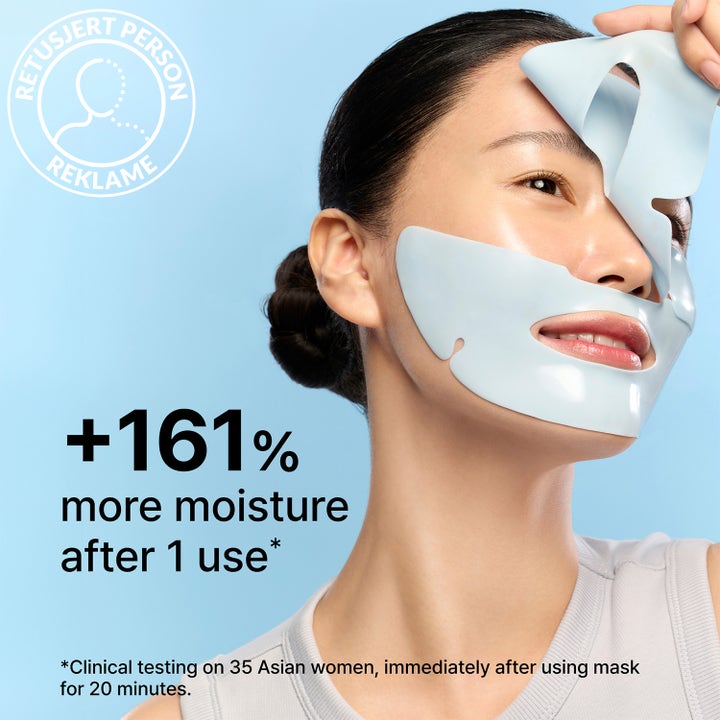 Dr.Jart+ Cryo Rubber Moisture Mask 36 g kosteuttava kasvonaamio, nainen asettaa vaaleansinistä naamiota kasvoilleen.
