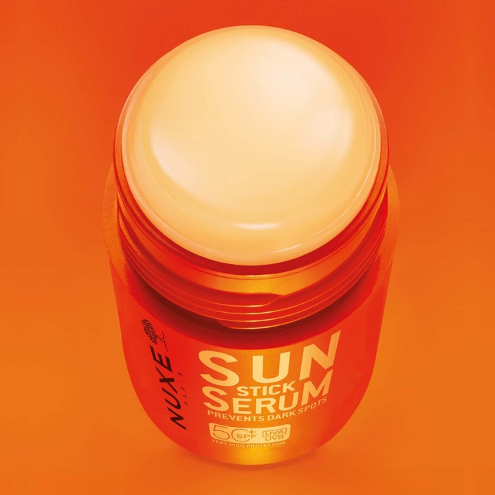Nuxe Sun Stick Serum 25 g spf 50 aurinkovoide ehkäisee pigmenttiläiskiä ja paljastaa oranssin puikon vaalean sisällön.