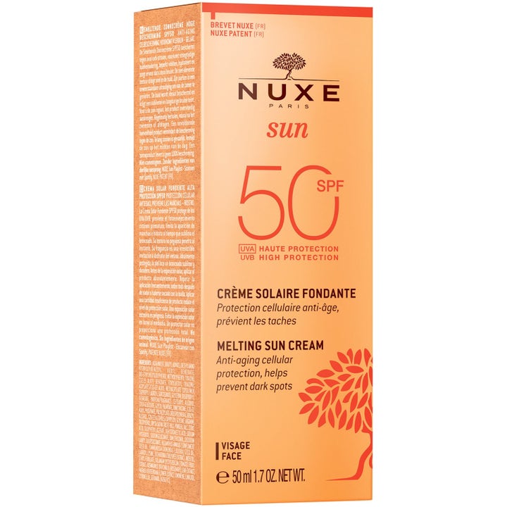 Nuxe Sun Melting Sun Cream 50 ml aurinkovoide kasvoille on oranssissa pakkauksessa, jossa on suuri SPF 50 -merkintä.