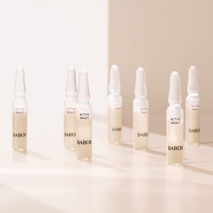 Babor Active Night Ampoule Serum Concentrate 14 ml elvyttävä yöseerumi useissa lasisissa ampulleissa vaalealla pohjalla
