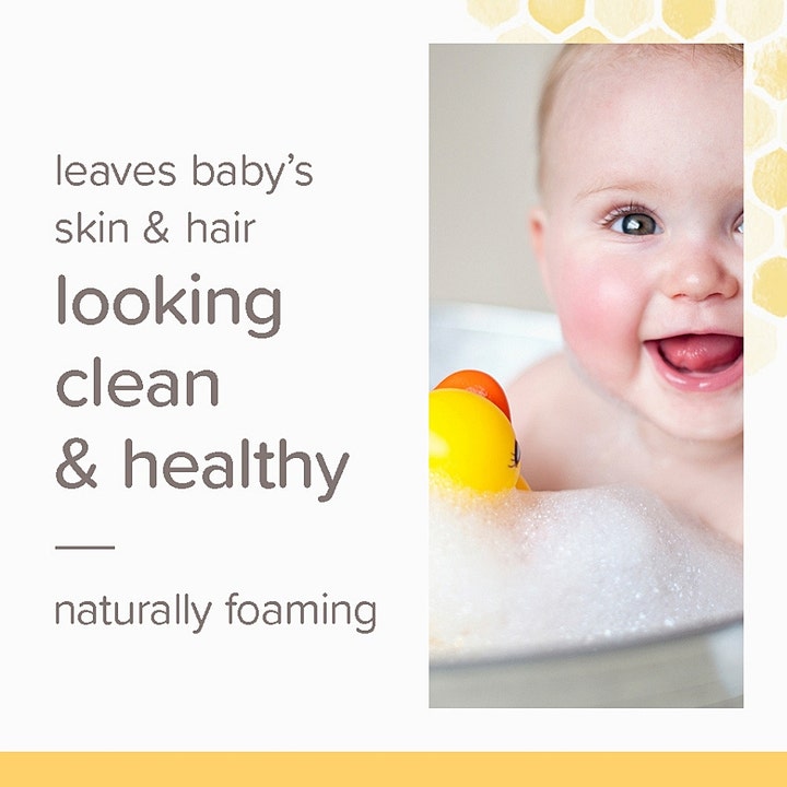 Burt's Bees Baby Bee Shampoo & Wash 235 ml puhdistava suihkusaippua ja hymyilevä vauva vaahtokylvyssä.